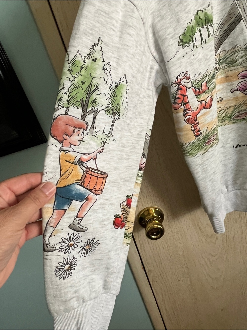 Disney Winnie the Pooh 100 Acre Wood Gang Sweatshirt Sz Small Friends - Picture 2 of 11